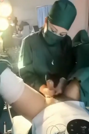 Bác sỹ sung sướng chữa bệnh liệt chym bằng cách sóc lọ
